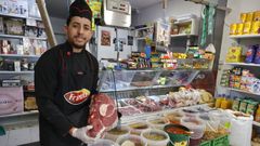 Nizar, empleado de una de las dos carnicerías Halal que hay en Pontevedra