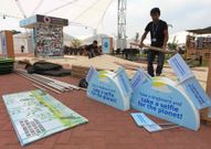 Operarios desmontando las instalaciones de la cumbre. 
