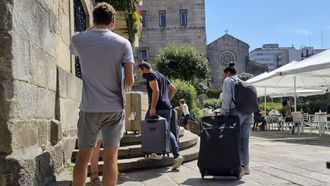 Imagen de archivo de turistas en el centro histrico de Pontevedra