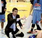Lisardo G�mez, dando instrucciones en un tiempo muerto.