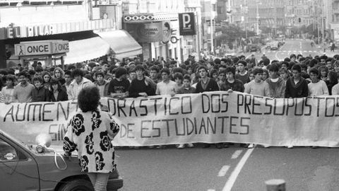 Manifestación estudiantil de comienzos de los años ochenta en Vigo