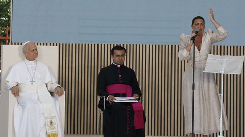 El papa Le�n XIV escucha la actuaci�n de la cantaora Ni�a Pastori.