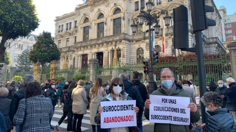 Isabel Gonz�lez y Paco Viega frente a la sede de la Junta General