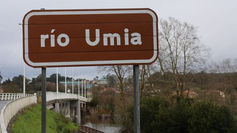 El r�o Umia desbordado a su paso por Pontearnelas