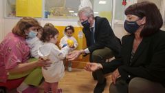 Visita del Presidente de la Xunta Alfonso Rueda y la Conselleira de Pol�tica Social, Fabiola Garc�a a la escuela infantil de Campolongo