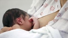 Imagen de archivo de una madre amamantando a su beb en el hospital de O Salns