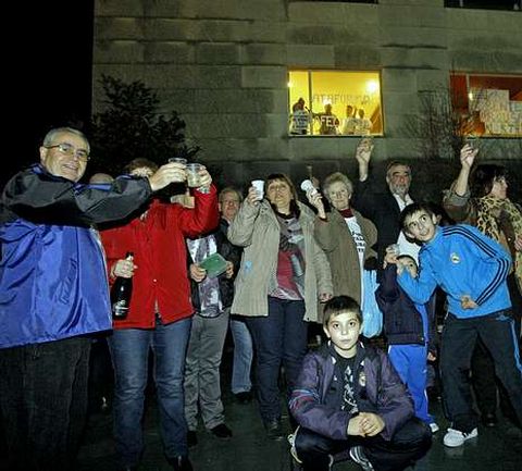<span lang= es-es >Apoyo desde fuera</span>. Los encerrados en Boiro recibieron el apoyo de otros miembros de la plataforma, que comieron las uvas en la plaza del Concello.