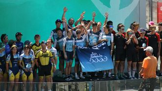 Los integrantes de la SCD Rabadeira, en lo alto del podio de la categor&iacute;a Decouverte de las&nbsp;24h Rollers sur le Circuit du Mans.