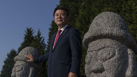 El vicegobernador de la Repblica de Corea, Koo Man Seop, junto al monumento del Camino de Jeju Olle en Monte do Gozo.