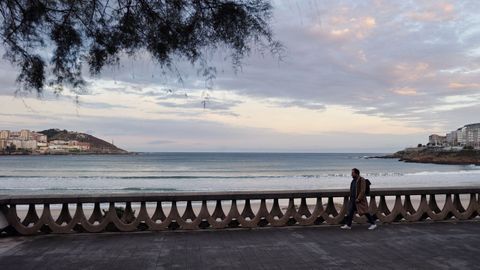 As amaneci el paseo martimo de A Corua este martes, con una alerta naranja activa desde las 9.00 horas