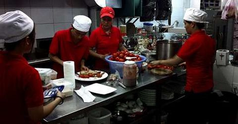 Los cocineros del �Bread of Life� se comunican por se�as.