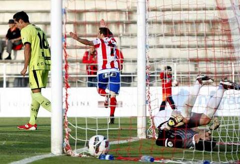 Pablo �lvarez, celebrando con su �aleta de tibur�n� el segundo gol del Lugo al Mirand�s.