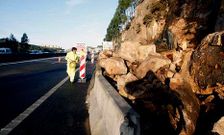 La autopista concentra siete taludes desde A Coru�a hasta la salida de Sab�n.