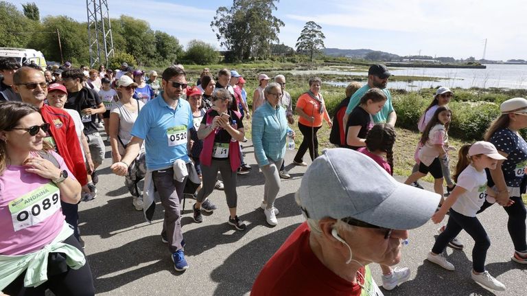 El alcalde, Samuel Lago, y otros participantes en la andaina del a�o pasado