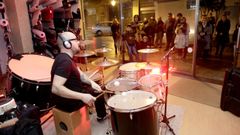 O m�sico Roberto Oliveira, nun concerto que ofreceu no escaparate dunha tenda