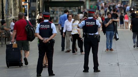 Varios agentes patrullan la Rambla en Barcelona