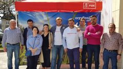 Esther Rodr�guez, junto a �varo Santos y el resto de compa�eros de la lista del PSOE de Monterroso