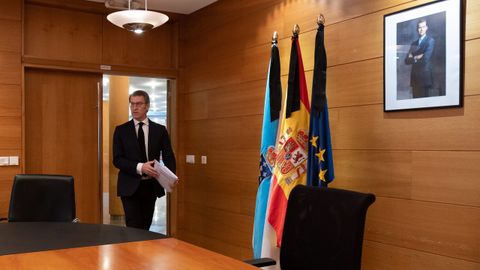 Feijoo llegando a su despacho antes de anunciar su propuesta de calendario electoral