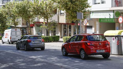 Coches frenando frente el radar situado en la calle Pena Trevinca.