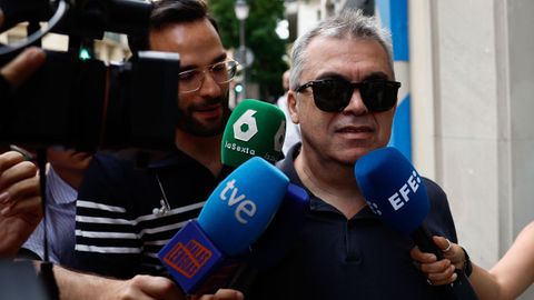 El exsecretario de organizacin del PSOE Santos Cerdn, junto a varios periodistas en las inmediaciones de su domicilio.
