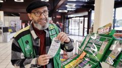 Francisco Javier Somoza Mndez, agente de la ONCE que trabaja en su punto de venta ubicado en el supermercado Gadis de O Burgo