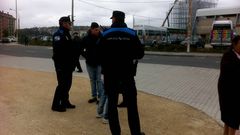 Varios agentes identifican a vendedores ilegales.