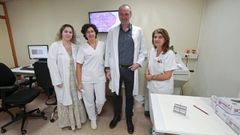 Carlos �lvarez, jefe de servicio de anatom�a patol�gica del CHOP, con parte de su equipo de cirug�a de Mohs para tratar tumores de piel