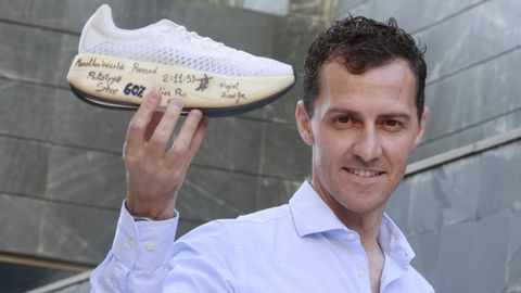 Ruiz muestra en la UDC un prototipo con el r�cord del mundo femenino de�marat�n de Tigst Assefa.
