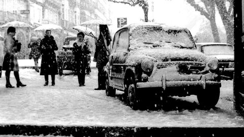 Nevada de 1972 con coches en la Praza Maior