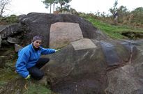 Bego�a Albertos limpia desde hace d�as las dos piedras en las que ya se hab�a intervenido. 