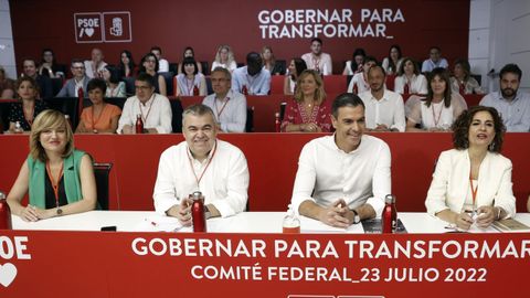 El presidente del Gobierno, Pedro Snchez, junto a la ministra de Hacienda y vicesecretaria general del PSOE, Mara Jess Montero, el secretario de Organizacin, Santos Cerdn, y la ministra de Educacin y portavoz de la Ejecutiva, Pilar Alegra.