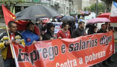 Se corearon consignas como <span lang= gl >Traballo digno na nosa terra</span> o <span lang= gl >Reforma laboral, terrorismo patronal</span>.