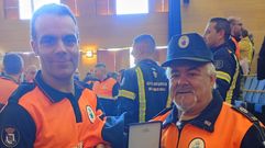 Breog�n L�pez Baptista cumpli� 25 a�os como voluntario. En la foto, con su padre, David L�pez, fundador de Protecci�n Civil en A R�a.