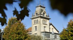 La singular torre mirador de la mansi�n es visible desde buena parte del barrio, pero no su amplia finca que fue un jard�n . 