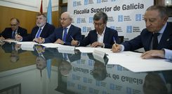 El fiscal superior de Galicia (centro), flanqueado de izquierda a derecha por los presidentes de los colegios m�dicos de Pontevedra, Luis Campos; A Coru�a, Luciano Vid�n; Ourense, Jos� Luis Jim�nez, y Lugo, Manuel Boquete 