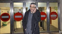 El exconcejal Jos Manuel Pichel, ayer, en las puertas del juzgado antes de comparecer para declarar