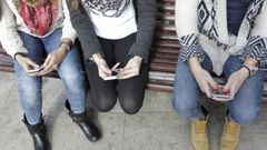 Varias mujeres consultan el m�vil, en una imagen de archivo