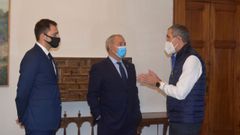El presidente de la Diputaci�n, Jos� Tome (centro) y el presidente de Afachantada, Enrique Rojo (derecha) durante el acto de firma del acuerdo para la concesi�n de una subvenci�n al colectivo chantadino