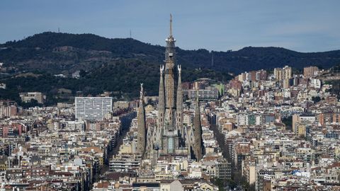 La bas�lica de la Sagrada Familia de Barcelona alcanz� el 20 de febrero su altura m�xima, 172,5 metros, con la colocaci�n del brazo superior de la cruz de la Torre de Jes�s.