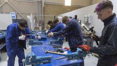 Alumnos del ciclo dual de Construci�ns Met�licas, en una pr�ctica en el CIFP Compostela