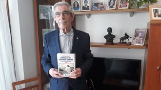 Luis Mariñas Novás con su libro de memorias en el 2020