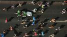 Atletas participantes en el marat�n de Londres, a su paso por el Tower Bridge.