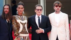 Michael Vautor, Pahoa Mahagafanau, Benoit Magimel y Albert Serra, en la alfombra roja del festival francs.