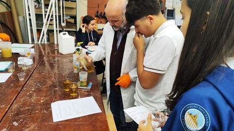 Ecomax, del CPR San Lorenzo. Este es el ttulo del proyecto ganador del premio Galicia de Voz Natura en su 27. edicin. Un trabajo multidisciplinar coordinado por el profesor Miguel Leiva -en la imagen-, con el apoyo de cinco docentes y el compromiso de un centenar de alumnos de secundaria y primero de bachillerato.