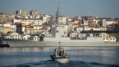 Vista de la fragata F-103 en el Arsenal de Ferrol 