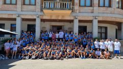 Participantes en el campus de baloncesto.