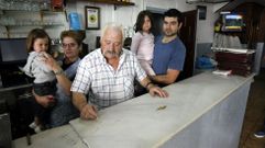 Foto del 2009 en Los Sobrinos del Padre, con Juan Antonio Merejo haciendo las cuentas a l�piz en la barra de m�rmol.