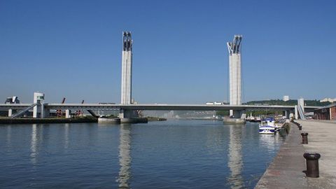 Rouen, Francia. Un puente elevador que iza sus carriles al paso de los barcos
