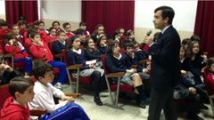 Rey Varela visita las aulas