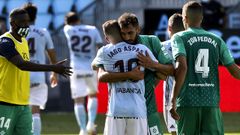 Borja Iglesias, abrazando a Aspas tras un Celta-Betis